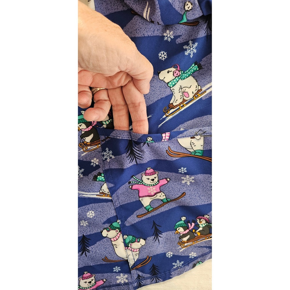 Scrubstar Womens Blue Winter Polar Bear Penguin Skiing Scrub Top V-Neck XL - Picture 7 of 8